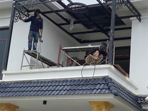 Thi công mái Poly và mái kính lấy sáng 