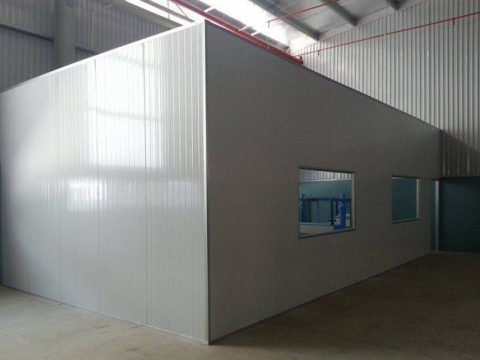 Thi công vách ngăn Panel và hệ thống cửa công nghiệp 